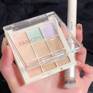 The 9-color concealer for freckles, acne marks, dark circles, and tear troughs brightens the skin tone. The 9-color concealer la